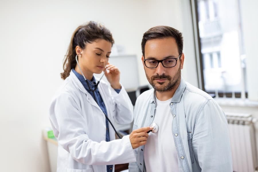 Medica averiguando batimentos de paciênte